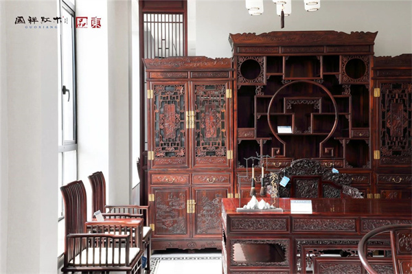 緬甸花梨家具廠家國(guó)祥紅木：教師如匠人，雕琢心靈，筑夢(mèng)未來(lái)